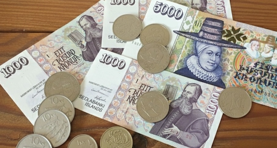 billetes y monedas de coronas Islandesas