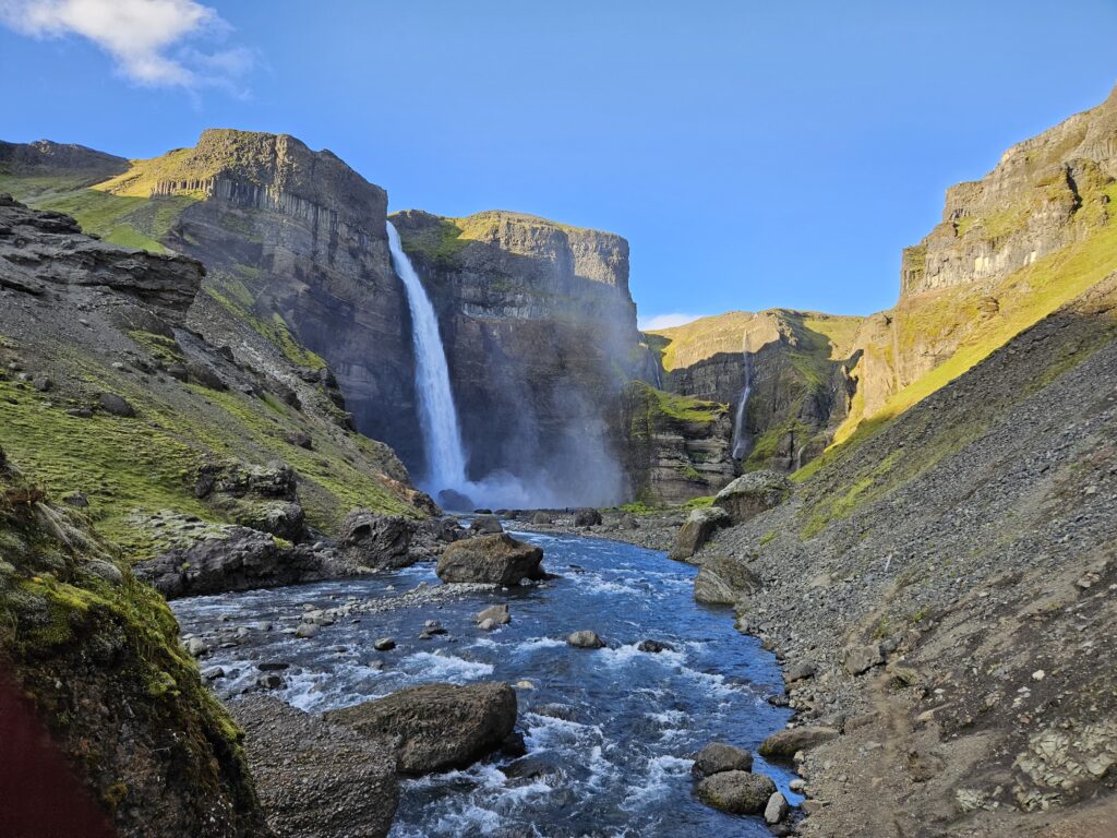 cascada a la caída del sol