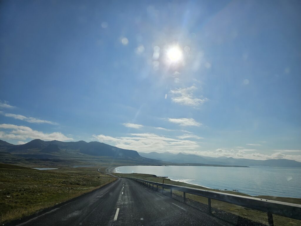 carretera por un fiordo de Islandia en verano